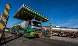 A Petrobras aumenta o valor repassado do diesel para as distribuidoras