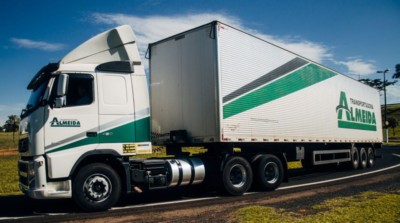 Almeida Transportes abre vagas para motorista carreteiro