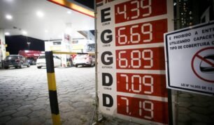 As isenções dos impostos federais sobre o diesel ainda não se refletiram nos preços dos postos