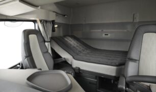 Cabine do Volvo FH 2024 poderá ter camas que se transformam em sofá