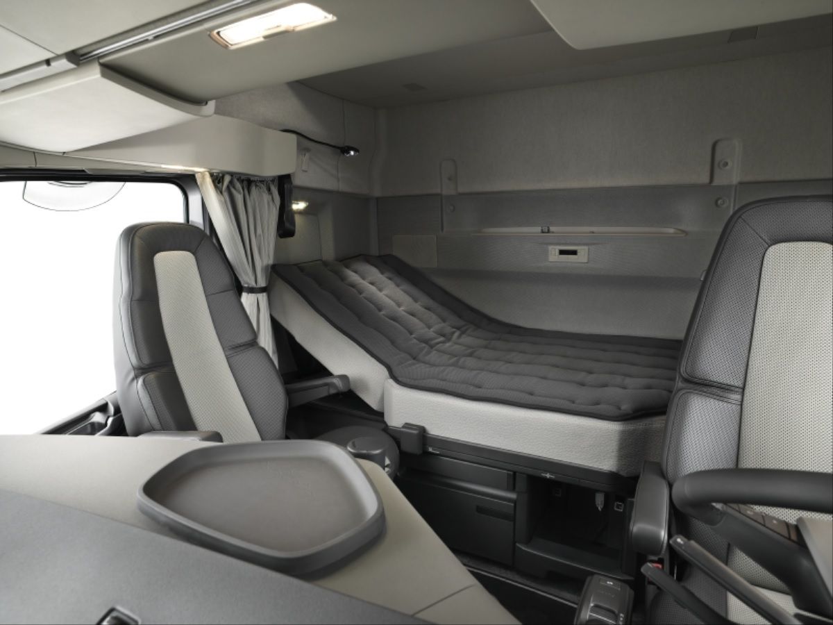 Cabine do Volvo FH 2024 poderá ter camas que se transformam em sofá