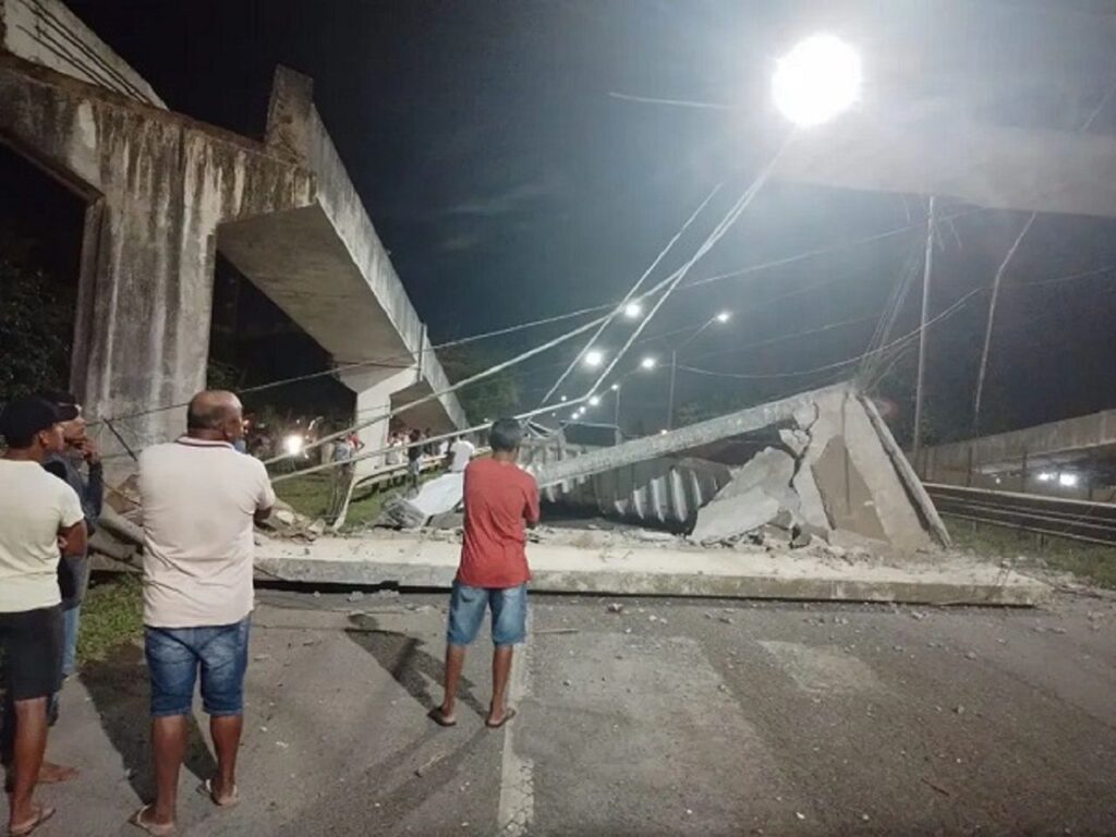 Caçamba basculada derruba parte de passarela na BR-324