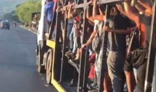 Caminhão-cegonha transporta mais de 20 passageiros após ataques a ônibus no Rio