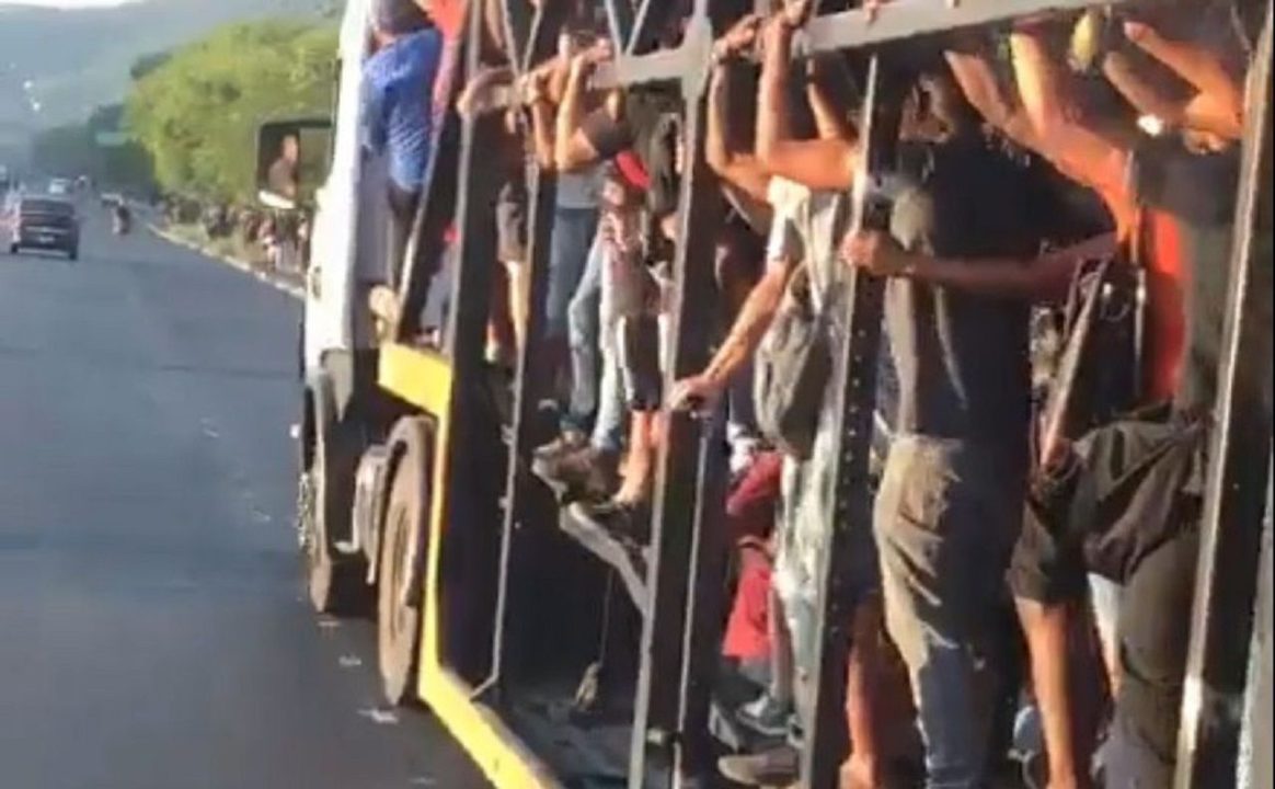 Caminhão-cegonha transporta mais de 20 passageiros após ataques a ônibus no Rio