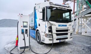 Caminhão elétrico da Scania emite 90% menos CO₂ em comparação ao modelo a diesel