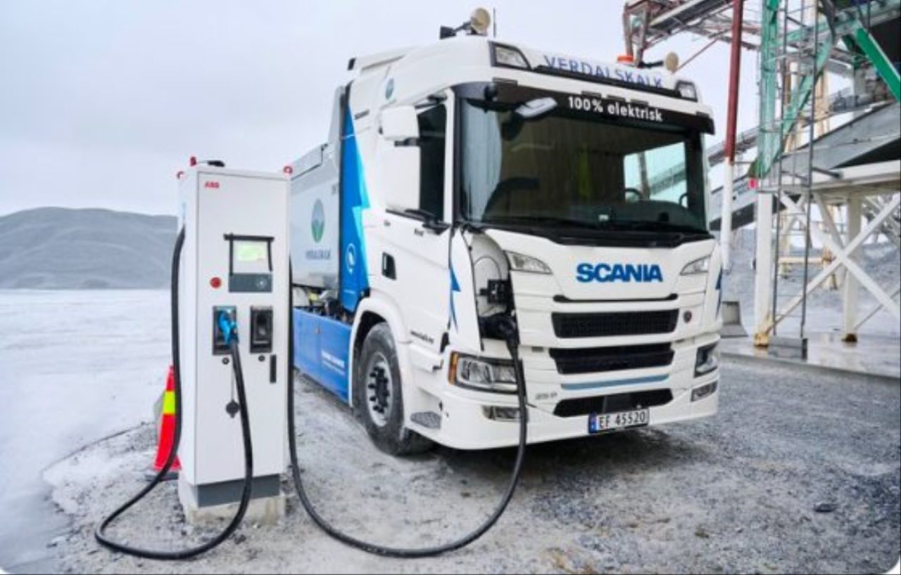 Caminhão elétrico da Scania emite 90% menos CO₂ em comparação ao modelo a diesel
