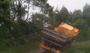 Caminhão guincho tomba em estrada vicinal com veículo na prancha
