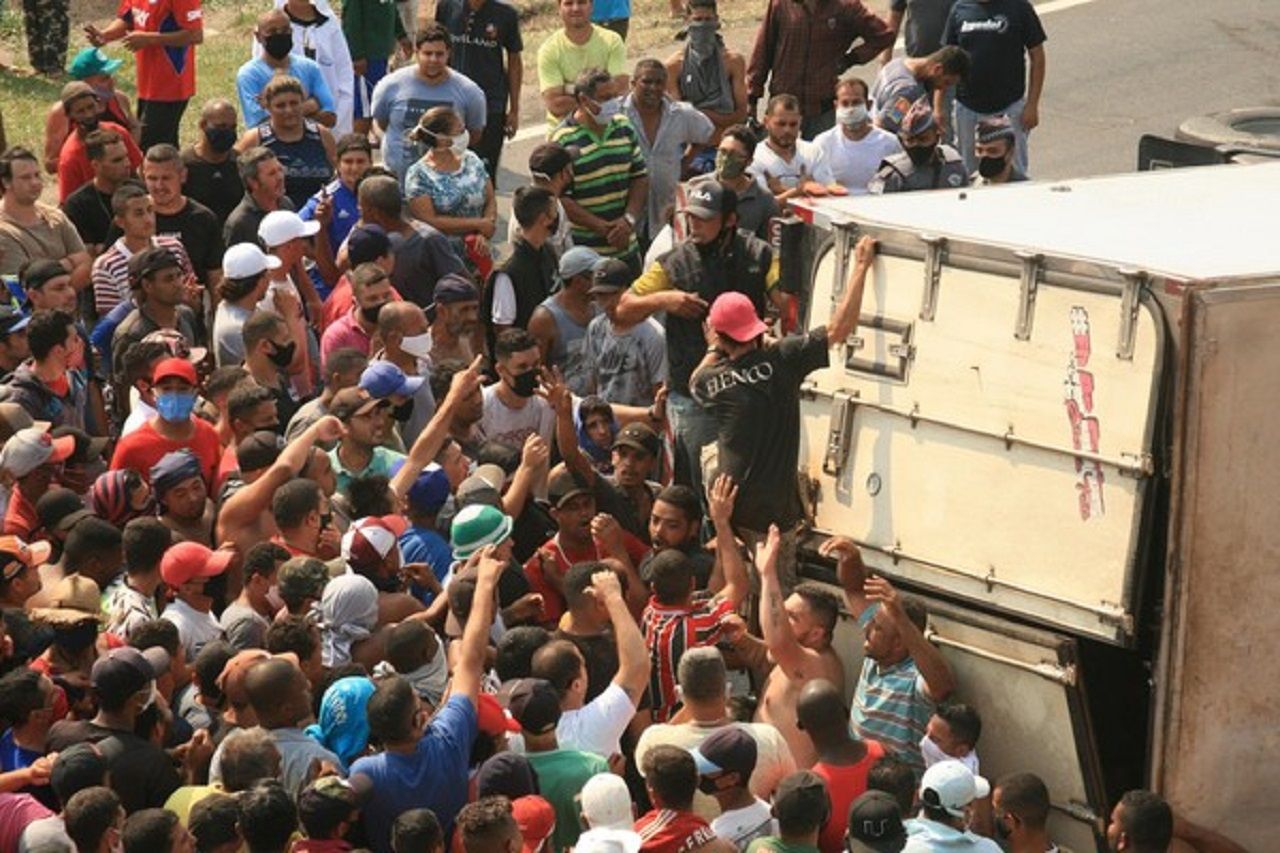 Caminhão que transportava alimentos tomba, e mais de 400 pessoas disputam a carga