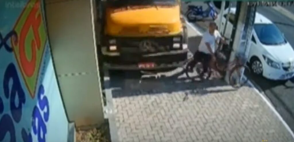 Caminhão-tanque invade calçada e por pouco não atropela ciclista