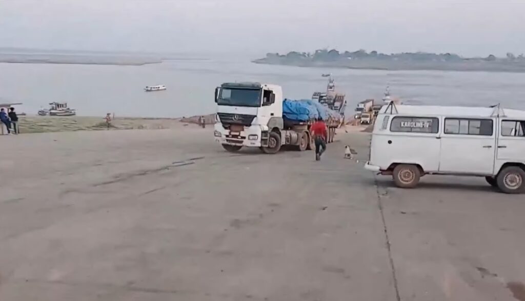 Caminhoneiro consegue evitar o pior na saída da balsa