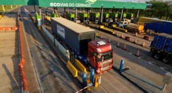 Caminhoneiro fecha pedágio por cobrança de eixo suspenso