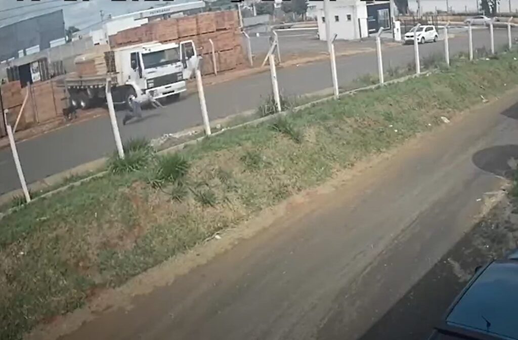 Caminhoneiro fica em estado grave após ser atropelado pelo próprio veículo