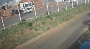 Caminhoneiro fica em estado grave após ser atropelado pelo próprio veículo