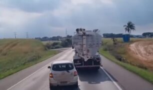 Caminhoneiro flagra veículo do Detran cometendo infração em rodovia