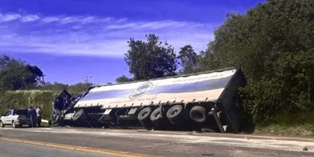 Caminhoneiro morre após colisão na traseira de outro veículo