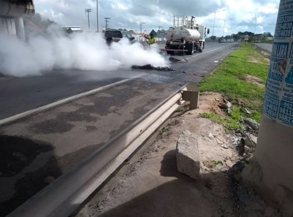 Caminhoneiro protesta fechando porto de Aratu com o próprio veículo na Bahia