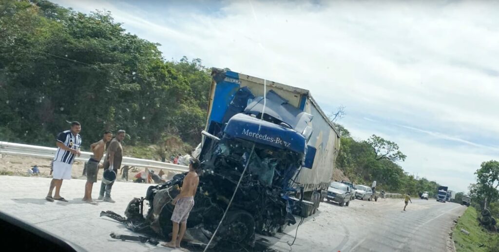 Caminhoneiro que tombou o caminhão em Maringá conta como foi o acidente