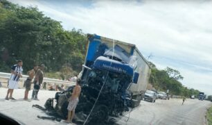 Caminhoneiro que tombou o caminhão em Maringá conta como foi o acidente
