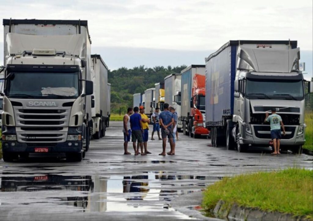 Caminhoneiros têm direito a horas extras após decisão do STF sobre o tempo de espera