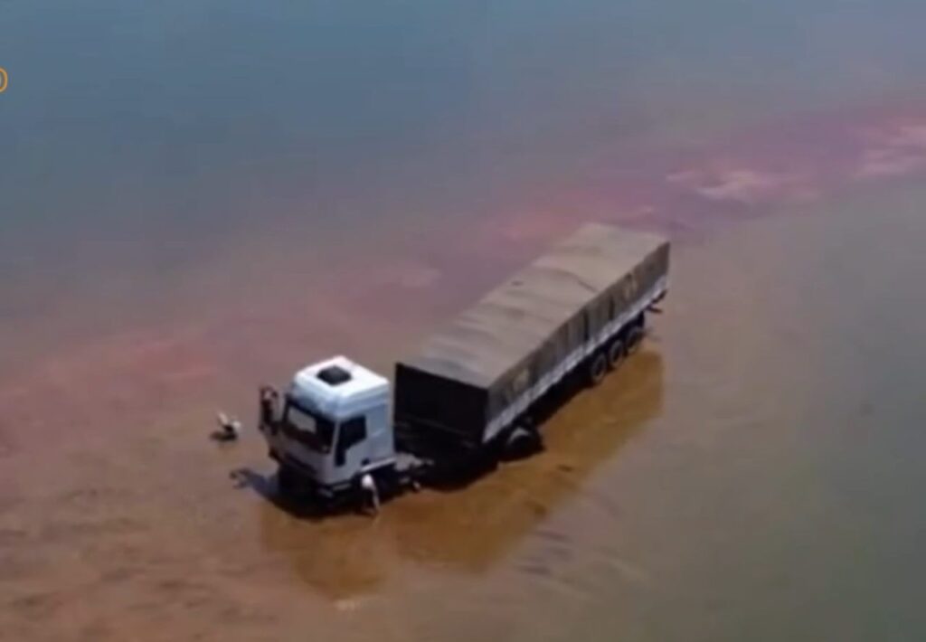 Carreta fica atolada no meio do Rio Tocantins após caminhoneiro parar para tomar banho