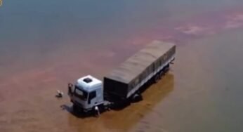 Carreta fica atolada no meio do Rio Tocantins após caminhoneiro parar para tomar banho