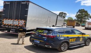 Duas carretas com placas clonadas são apreendidas pela PRF em Minas