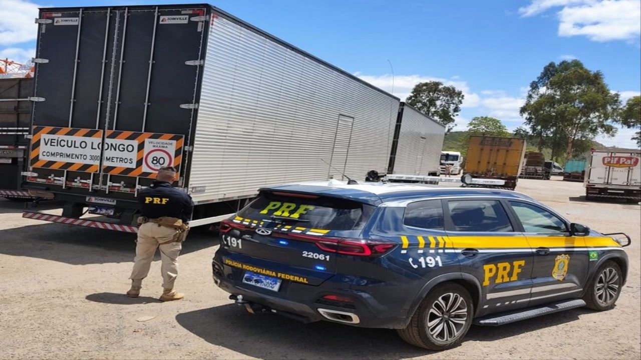 Duas carretas com placas clonadas são apreendidas pela PRF em Minas