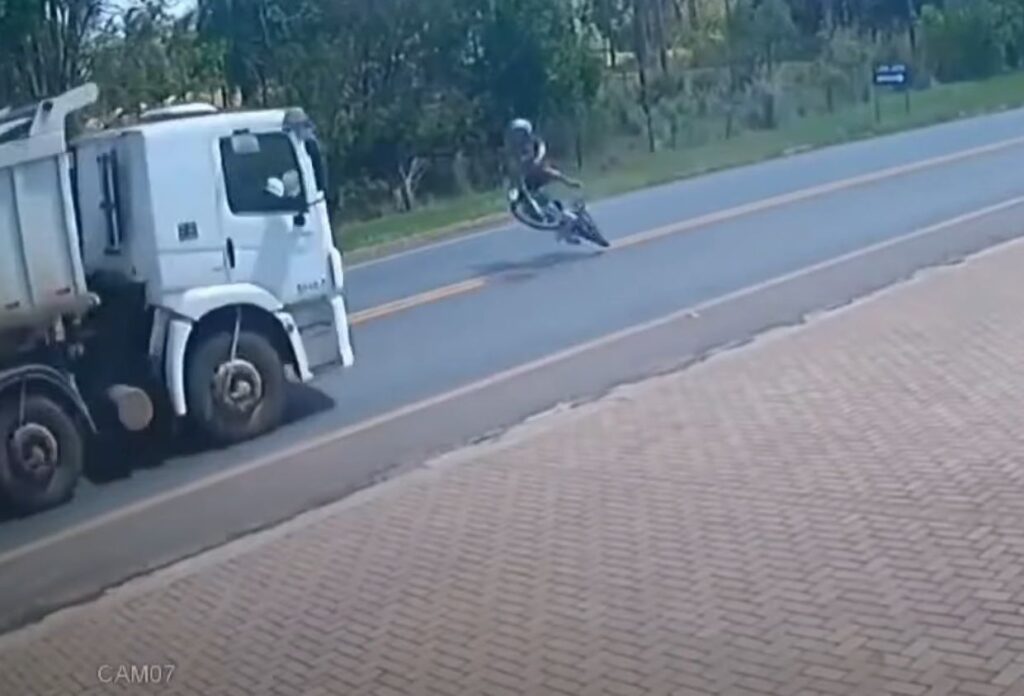 Motociclista empina moto, perde o controle e colide contra caminhão na GO-010