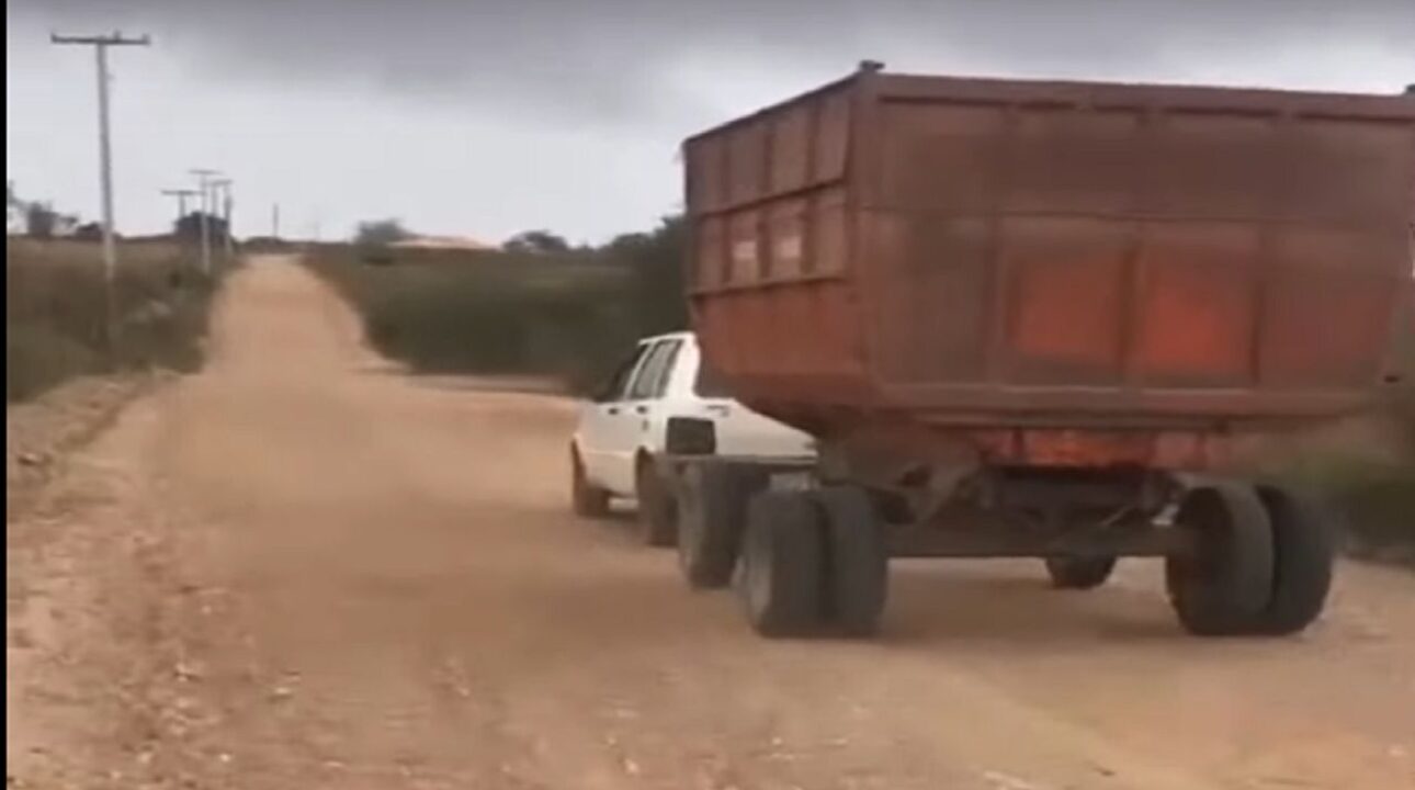 Motorista utiliza Fiat Uno no lugar de cavalo mecânico em transporte com caçamba