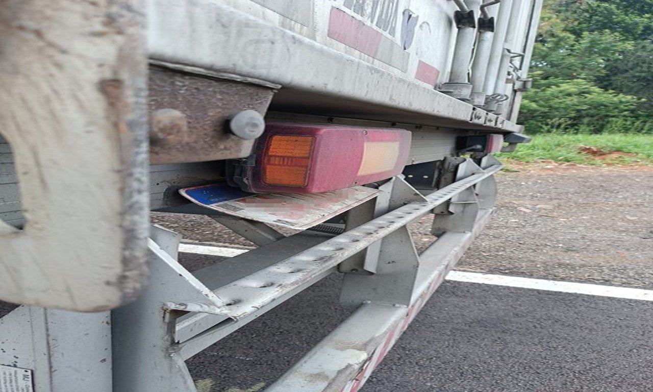 PRF caminho multaneiro em mais de R$ 1.300,00 após flagrá-lo com a placa do caminhão dobrada