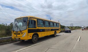PRF flagra ônibus escolar sendo utilizado para levar pessoas a uma festa de aniversário na Paraíba