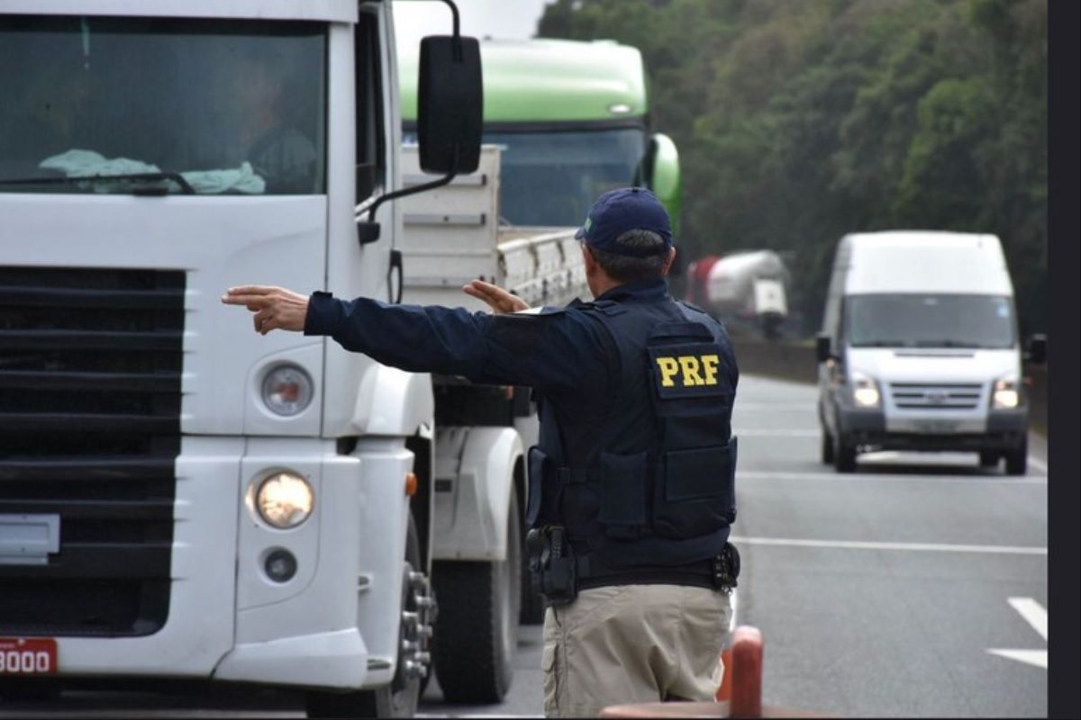 PRF recupera caminhão de motorista vítima de golpe da transferência bancária