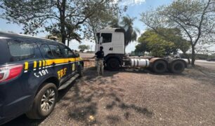 PRF recupera caminhão roubado e prende homem por receptação na BR-364