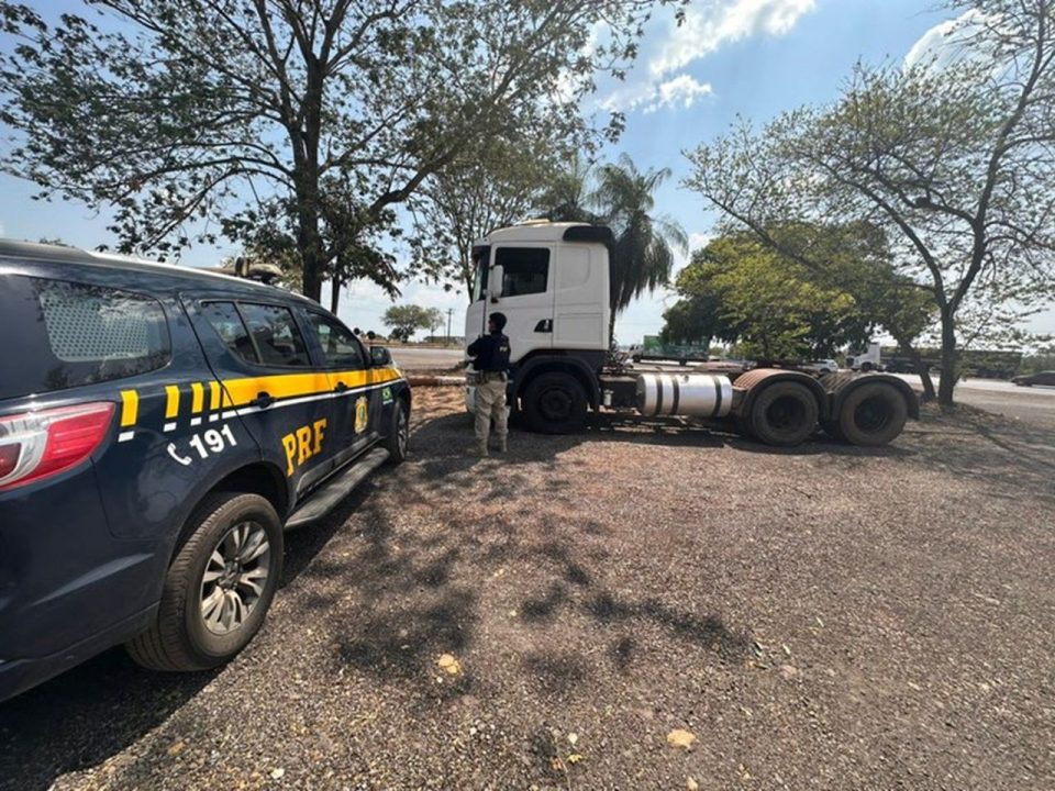 PRF recupera caminhão roubado e prende homem por receptação na BR-364