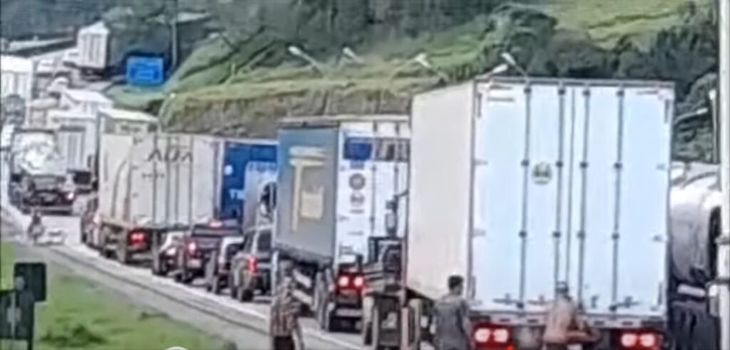 Três homens são flagrados tentando saquear caminhão que estava parado em lentidão na Rodovia Régis Bittencourt