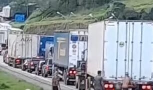 Três homens são flagrados tentando saquear caminhão que estava parado em lentidão na Rodovia Régis Bittencourt