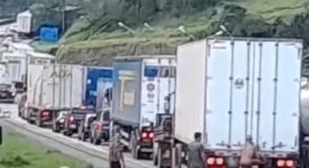 Três homens são flagrados tentando saquear caminhão que estava parado em lentidão na Rodovia Régis Bittencourt