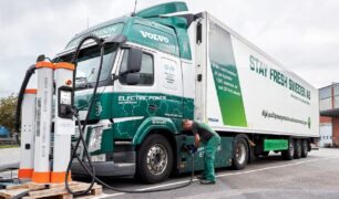 Um caminhão elétrico da Volvo conquistou um feito inédito ao percorrer 500 mil km em vias públicas