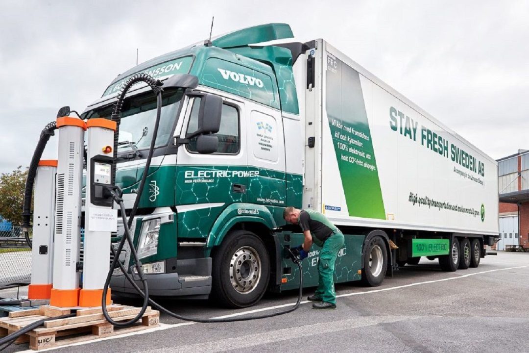 Um caminhão elétrico da Volvo conquistou um feito inédito ao percorrer 500 mil km em vias públicas