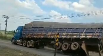 Um homem registrou o exato momento em que um caminhão quase tombou