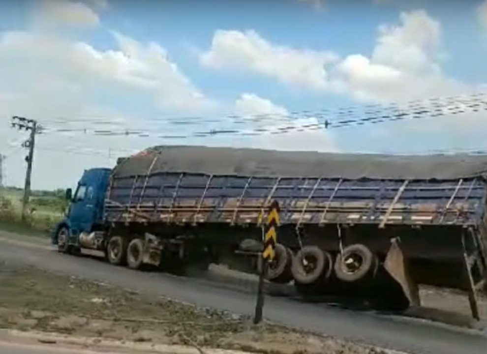 Um homem registrou o exato momento em que um caminhão quase tombou