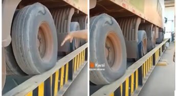 Caminhoneiro erra manobra em balança e pneus de carreta estouram