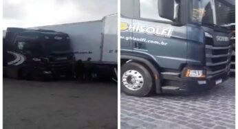 Duas carretas se envolveram em uma colisão em um pátio de estacionamento