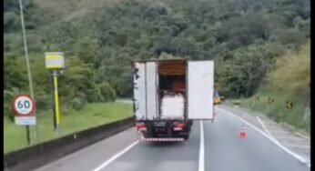 Caminhoneiro trafega com as portas do baú abertas na Serra do Azeite