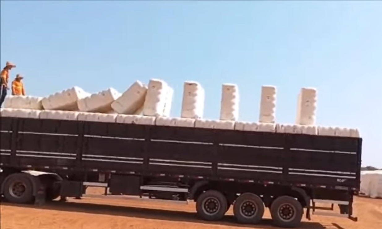 Inovação logística: funcionários surpreendem ao carregar carreta usando o método do “efeito dominó”
