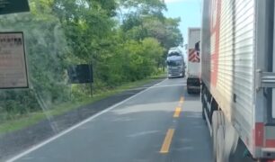 Caminhoneiro para o trânsito ao tentar “furar” fila de caminhões na rodovia