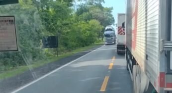 Caminhoneiro para o trânsito ao tentar “furar” fila de caminhões na rodovia