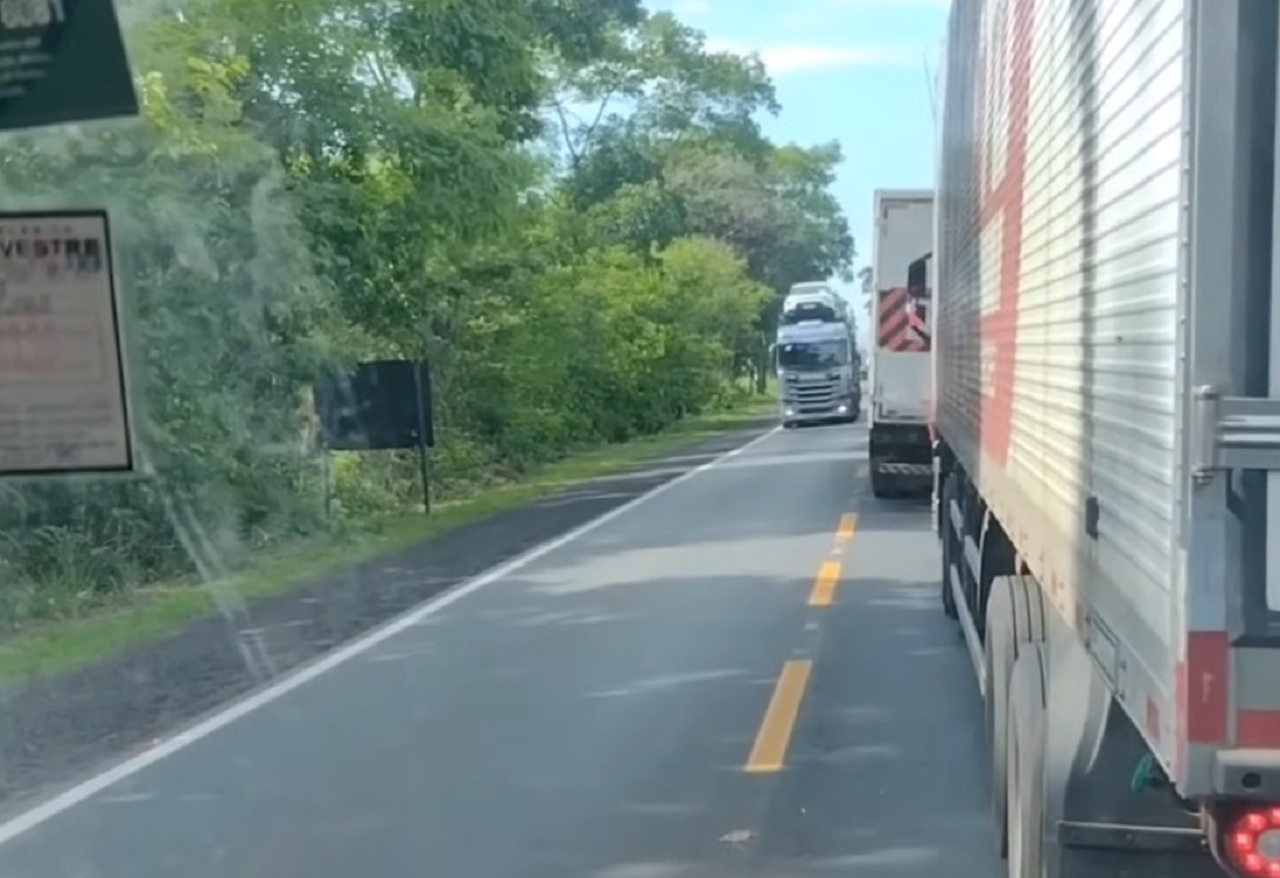 Caminhoneiro para o trânsito ao tentar “furar” fila de caminhões na rodovia