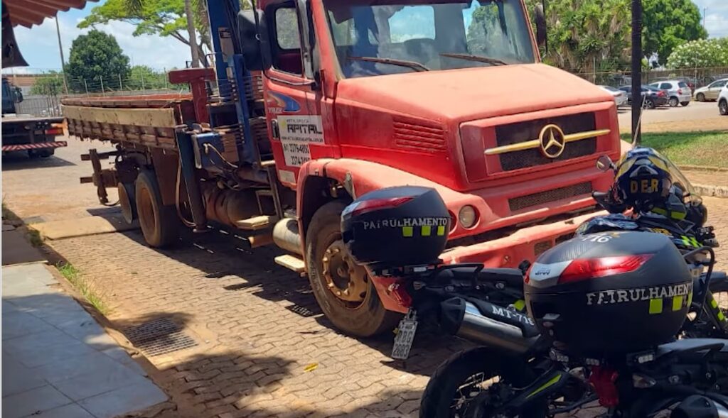 Polícia flagra caminhoneiro trabalhando com caminhão faltando pneu e sem placa