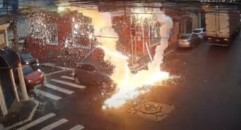 Carreta enrosca em fios e acaba gerando explosões